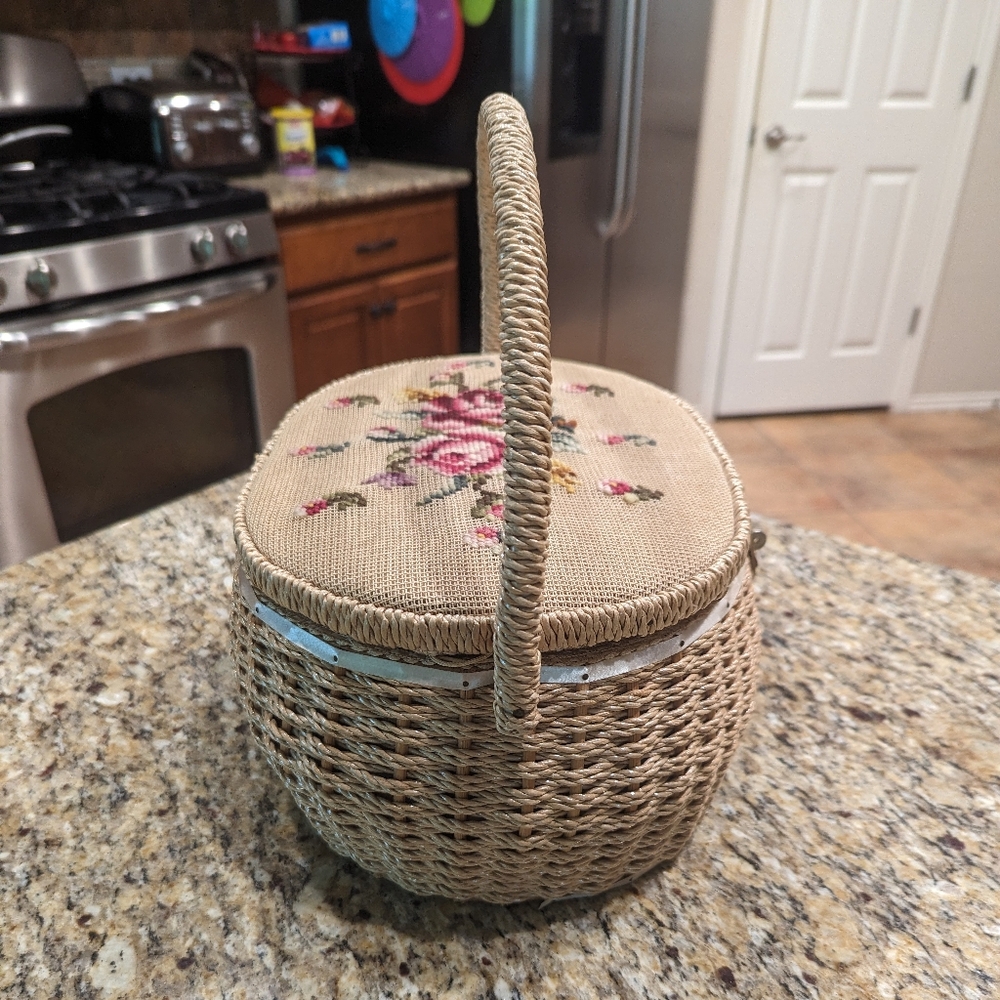 Vintage 70's Oval Woven Wicker Sewing Basket W Floral Needlepoint Lid W Handle - Picture 4 of 14